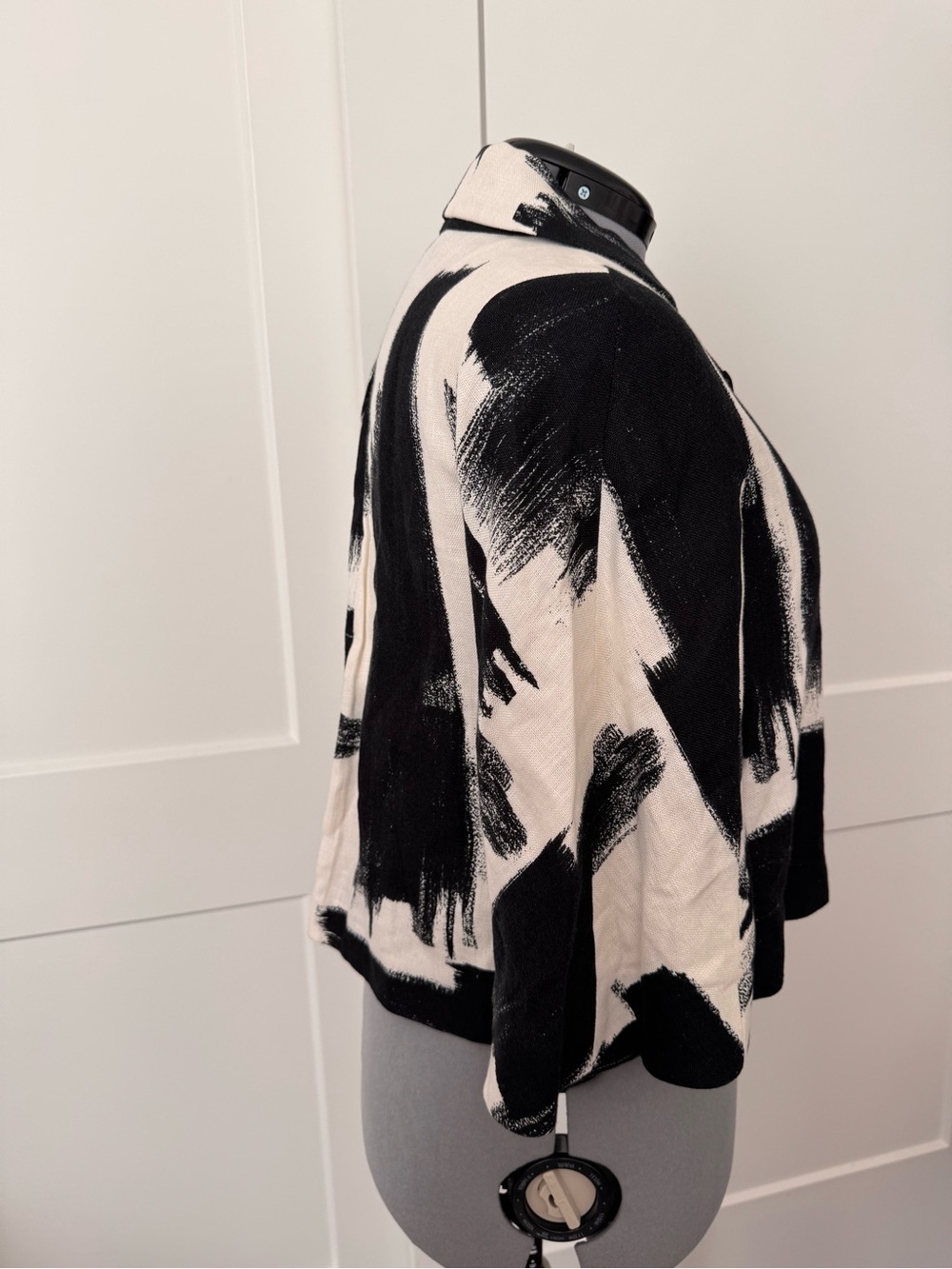 MaxMara Black and White Brushstroke Cropped Blazer - Picture 4 of 11